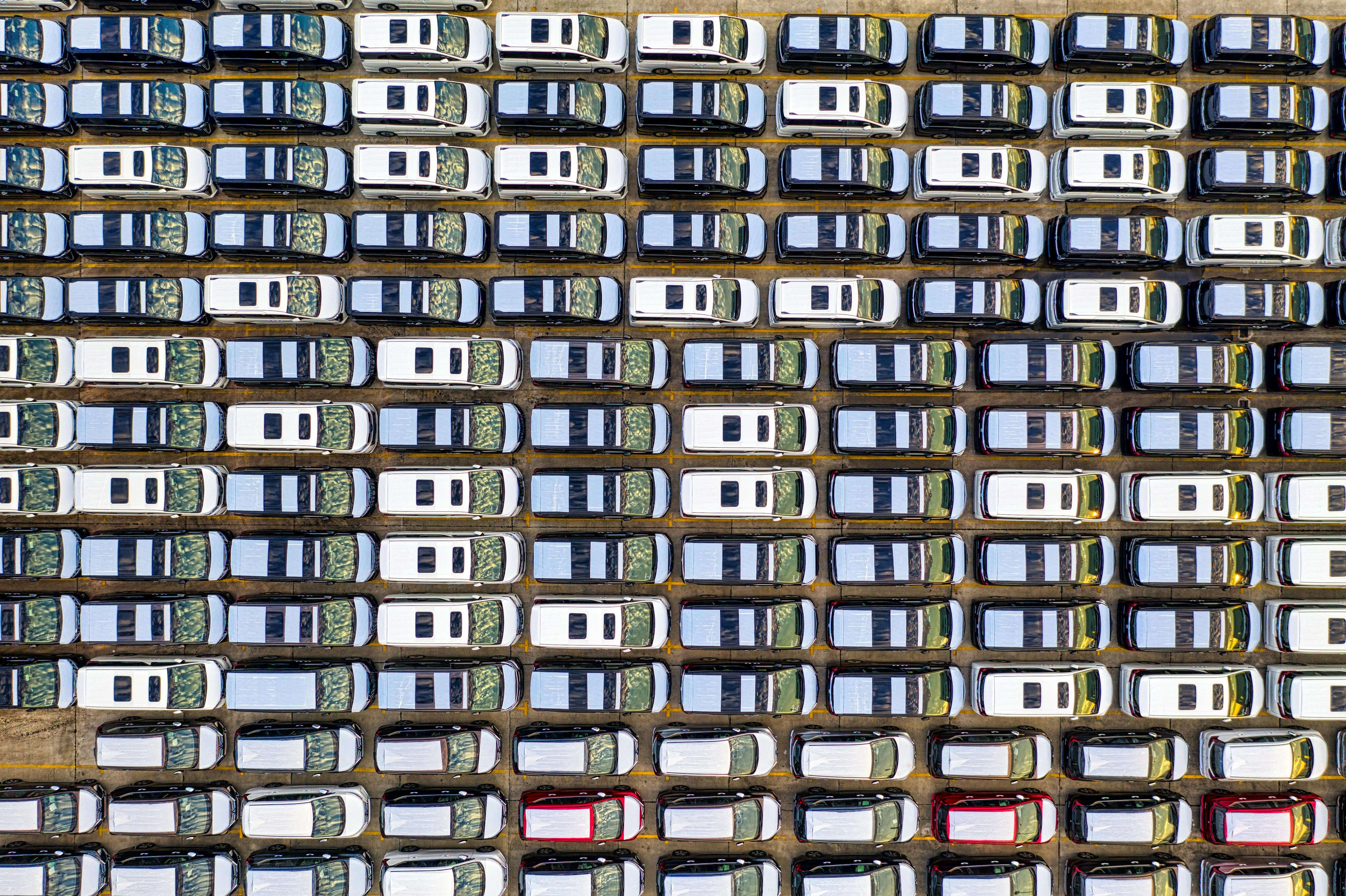 Top down view of dozens of parked cars at Japanese car auctions.